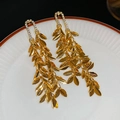 Elegante goldene Blatt-Ohrringe mit glitzerndem Zirkon und langen Quasten - Goldene Gestufte Blattquaste (925 Sterling Silber Ohrring-Pfosten)