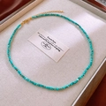 Detail van de vierkante turkoois kralenketting met verstelbare gouden karabijnsluiting - Blauwgroene Turquoise Kralenstijl