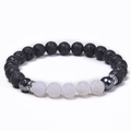 Nahaufnahme von 8mm Lavastein-Perlen und weißem Achat auf einem elastischen Armband - Weiß Riss (Stil-07)