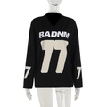Detail eines schwarzen Oversize-Sweatshirts mit weiß-beigem Grafikdruck Nummer 77 - S / Schwarz