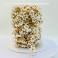 Dettaglio di perline a fiori bianchi e catena d'oro in rotolo per gioielli fai da te - Oro Bianco Aspetto Ceramica