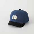 Dettaglio cappellino in denim blu con ricamo M bianco 3D e visiera corta nera strutturata - Lettera M / Nero
