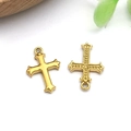 Détail de pendentifs croix dorés montrant les finitions lisse et texturée pour bijoux DIY - 17x12x2mm Croix d'Or(T2422)