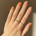 Set di anelli dorati con pietra trasparente e motivo a foglie su mano con nail art arancione - Stile Frutta Arancio Estivo (U-210) / Tipo di Colla