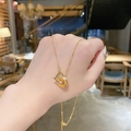 Collana in acciaio al titanio dorato con pendente a lettera D e anello di cristalli - Stile a doppio anello con lettera D (X026) / Oro