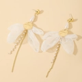 Detalle de pendientes bohemios con perlas, discos de metal dorado y pétalos de tela blanca - Pin de Plata - Pendientes de Lazo Blanco