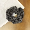 Pluizige scrunchie van imitatiebont met grijze luipaardprint op houten achtergrond - 3# Zwartgrijs
