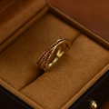 Anello incrociato dorato con zirconi color ambra in una scatola regalo di velluto - Taglia US 6 / Colore Oro - Zircone Rosso