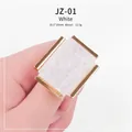 Makro-Detail von Nagel-Mischpalette Ring aus Marmor-Resin mit Goldrahmen und Maßen - Weißes Rechteck
