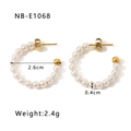 Dettaglio orecchini a C dorati da 2,6 cm con perle bianche e peso totale di 2,4 g - Orecchini di Perle a C (NB-E1068)