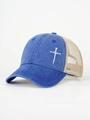 Dettaglio della croce bianca ricamata sul cappellino trucker in cotone lavato - Blu Reale