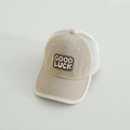 Detail der atmungsaktiven Mesh-Kappe mit GOOD LUCK 3D-Stickerei für Kinder - Khaki