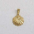 Detailopname van een gouden schelpvormige hanger gemaakt van glanzend 24K verguld roestvrij staal - BK01-Schelp-Goud
