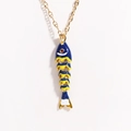 Gedetailleerde macro-opname van een blauw-gele gearticuleerde vis-hanger met ketting - Koningsblauwe Vis