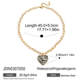 Dettaglio della collana in acciaio inossidabile dorato e ciondolo a cuore leopardato - Cuore Stampa Zebrata (JDN0307050)