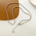 Dettaglio di una catena intrecciata argento con chiusura a moschettone su cuoio - 3.0 Catena a corda in acciaio al titanio argento (50+5)