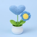 Corazón y girasol tejidos a mano en maceta de cerámica blanca para decoración - Azul