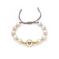 Dettaglio del bracciale di perle barocche fatto a mano con ciondolo a cuore oro e cordino - Cuore