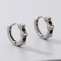 Orecchini a cerchio incrociati in acciaio al titanio argento con pietre nere - Orecchino a Cerchio Retro Con Pietre Nere (KE111066-OT)