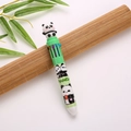 Penna a sfera multicolore 10 in 1 panda verde e bianca con figura di panda in cima - Panda che saluta