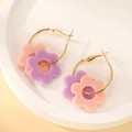 Detailaufnahme von rosa und lila Blumen-Creolen auf einem weißen minimalistischen Tablett - Ohrringe (K-192)
