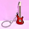Detalle del llavero de guitarra eléctrica con degradado rojo y anillo plateado - Rojo