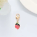 Dettaglio del ciondolo a fragola rossa con gatto nero e chiusura a cuore dorata - Gatto Fragola Rosso