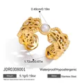 Detailansicht eines goldenen Edelstahlrings mit Perle und funkelnden Strasssteinen - Hohler Runder Perlenstil (JDR0308001)