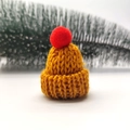 Mini-Strickmütze in Senfgelb mit rotem Bommel für DIY-Puppendekoration zu Weihnachten - Weißer Pompon / Tigergelb (Klein)