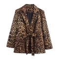 Blazer da donna con stampa leopardata, maniche lunghe e cintura su sfondo bianco - Tops / XS