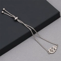 Détail macro du pendentif crâne sur bracelet ajustable en chaîne box d'acier inoxydable - Chaîne Fine Crâne