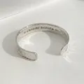 Polierter silberner Edelstahl-Armreif mit unregelmäßiger gehämmerter Textur - Silberner Armreif (PD1287)