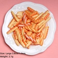 Vista macro di baguette in miniatura da 3,8 cm in resina in una ciotola bianca su rosa - Baguette Miste
