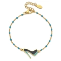Détail d'une chaîne en acier doré avec perles bleues et pendentif chaussure émaillé - Bleu