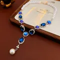 Elegante collana in argento con pendente in cristallo blu e perla a goccia su vassoio - Collana (HN4369) / Argento