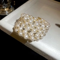Detailopname van meerlagige parelarmband met strass steentjes op sieradenplateau - Vijflaagse Omslag Parel Armband (3# Goud)