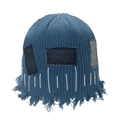 Dettaglio del berretto in maglia blu-grigio con toppe in denim usurato e frange - M (56-58cm) / Blu Notte
