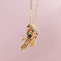 Collana con ciondolo a forma di uccello dorato e zirconi colorati su sfondo rosa - Uccello / Oro 18K