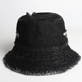 Gros plan d'un bob en jean gris foncé avec des détails déchirés et des bords effilochés - M (56-58cm) / Noir