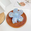 Hellblauer Haarklammer-Blumenclip mit schimmerndem Perlmutt-Effekt aus Acetat - Blumenstil / 6.50cm / Blau