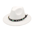 Détail du chapeau de feutre blanc avec perles turquoise et clous sur bandeau en cuir - Blanc