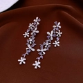 Dettaglio orecchini floreali vintage con pendenti in zircone viola su velluto - Stile nappa floreale / Viola (Perno in argento)