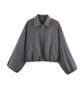 Détail d'une veste gris foncé zippée avec fermeture argentée et étiquette de taille S - Gris