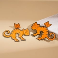 Dettaglio di orecchini a forma di tigre in smalto arancione con base in metallo dorato - Arancione (Ago d'Argento)