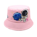 Détail d'un chapeau rose pour enfants avec motifs de dessin animé astronaute et planète - Tour de Tête 52-54cm / Rose