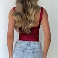 Camiseta de encaje rojo estilo Y2K para mujer vista trasera con jeans vaqueros - XS / Burdeos