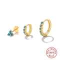 Dettaglio macro di orecchini a cerchio in argento S925 dorato con perline turchesi - Set Perle Turchesi (#11)