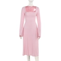 Detailopname van roze jurk met lange mouwen, vierkante hals en fijne geplooide ribtextuur - S / Roze