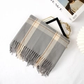 Écharpe classique à carreaux gris effet cachemire avec franges et détails de lignes jaunes - Gris