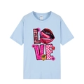 T-shirt azzurra a girocollo con stampa artistica Love, labbra e decorazioni floreali - Azzurro